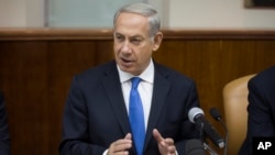 Israeli Prime Minister Benjamin Netanyahu gestures as he speaks at the weekly cabinet meeting in his Jerusalem office, Sept. 8, 2013.