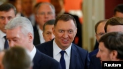El magnate ruso del aluminio Oleg Deripaska sale del Kremlin, en Moscú, después de las conversaciones del presidente ruso Vladimir Putin con el presidente de Corea del Sur, Moon Jae-in, el 22 de junio de 2018. 