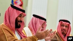 Archivo. Mohammed bin Salman, príncipe heredero de Arabia Saudí, en un encuentro con el presidente ruso, Vladimir Putin, el 14 de junio de 2018. 