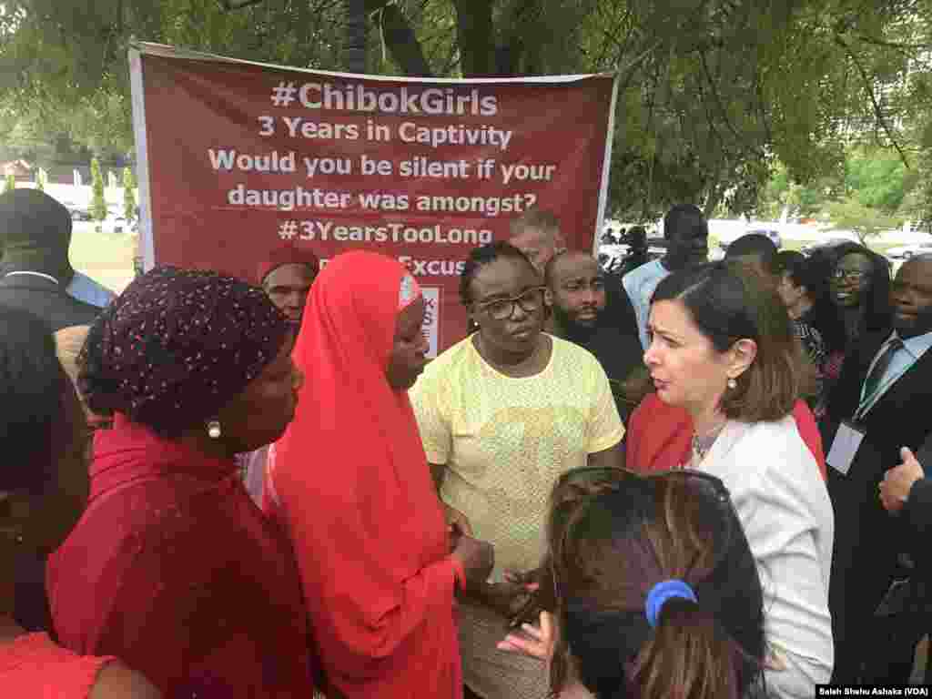 &#39;Yar majalisar kasar Italiya Laura Boldini ta ziyarci &#39;Yan Kungiyar BBOG A Dandalin Unity Fountain Inda akayi bikin Murnar sako&#39;Yan Matan Chibok.