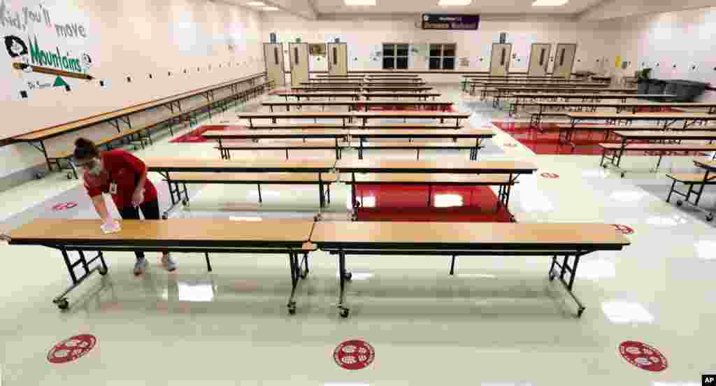 مدارس کم کم در آمریکا برای سال تحصیلی جدید آماده می‌شوند. این مدرسه در تگزاس کلاس‌ها را با فاصله گذاری اجتماعی برای دوران بعد از کرونا، ‌طراحی کرده است. 