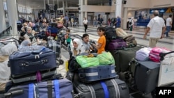 Para penumpang menunggu di Bandara Internasional Rafic Hariri setelah penerbangan mereka ditunda atau dibatalkan di Beirut di tengah ketegangan di Timur Tengah (foto: dok). 