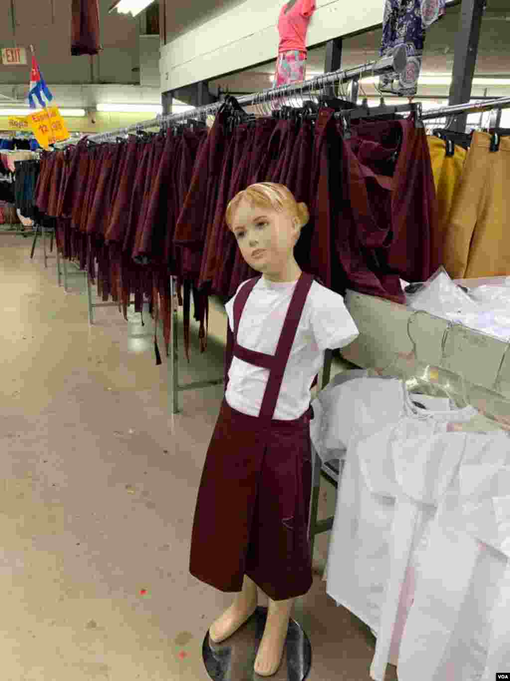 La venta de uniformes que usan los escolares en Cuba es quizás una de las mayores rarezas de esta tienda ubicada en Hialeah, la ciudad de EE.UU. donde vive el mayor número de cubanos exiliados.