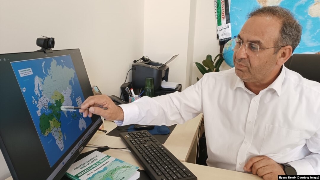 Prof. Dr. Huseyîn Şeyhanlioglu, Pisporê Têkilîyê Navnetewî 