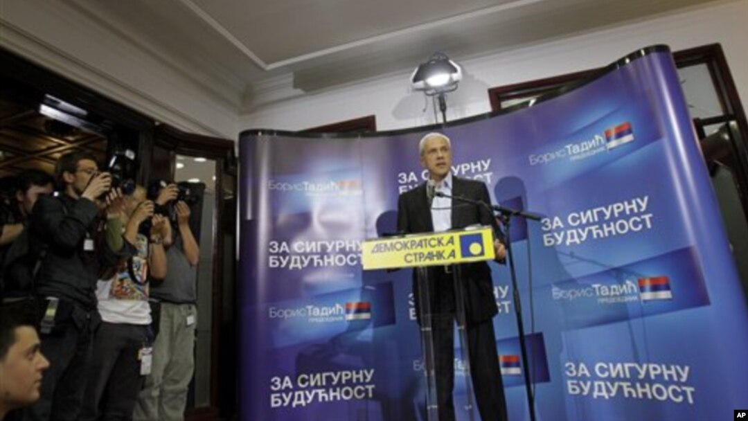 Pemimpin Partai Demokrat dan mantan Presiden Boris Tadic dalam suatu jumpa pers di Belgrade, Belgia (6/5).