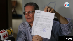 Alfredo César, representante del Partido Conservador muestra la hoja de cancelación a la personería jurídica. [Foto Houston Castillo/VOA].