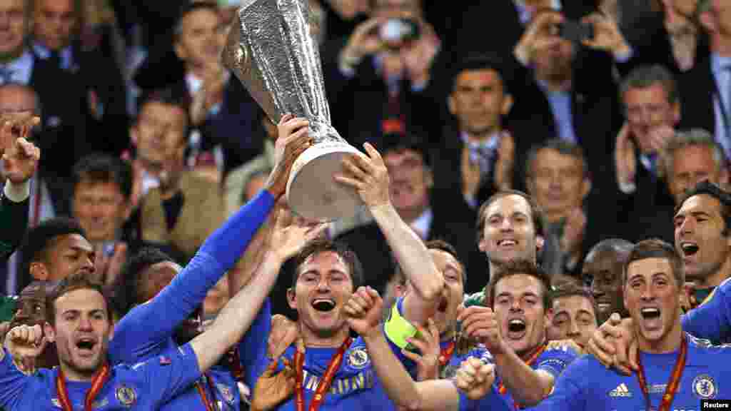 Chelsea's players celebrate with the trophy after defeating Benfica in their Europa League final soccer match at the Amsterdam Arena May 15, 2013.