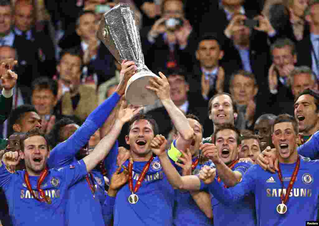 Jogadores do Chelsea celebram a atribuição do troféu depois de terem derrotado o Benfica na final da Liga da Europa em Amsterdão (15 de Maio 2013)