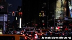 13일 발생한 대규모 정전으로 뉴욕 맨해튼 중심가가 어둠에 휩싸인 모습