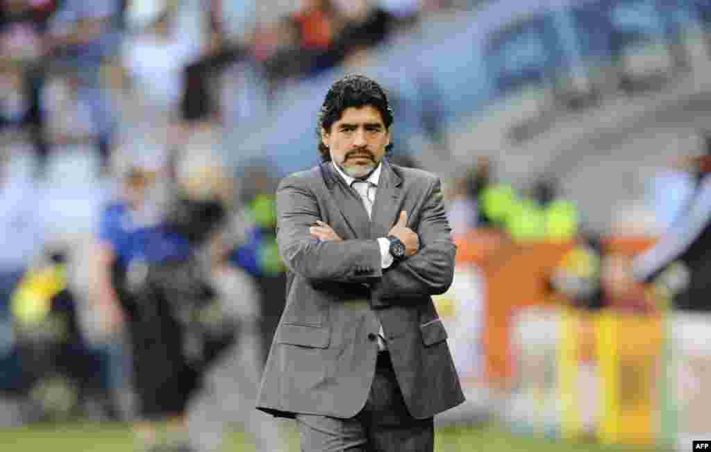 Nesta foto de arquivo, tirada a 3 de julho de 2010, o técnico da Argentina, Diego Maradona, reage durante os quartos-de-final d Mundial de 2010, no jogo Argentina x Alemanha no estádio Green Point na Cidade do Cabo