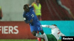 N'Golo Kanté de la France dribble et dépasse Georgi Kostadinov de la Bulgarie lors d’un match des éliminatoires de la Coupe du monde au stade national Vasil Levski, Sofia, Bulgarie, 7 octobre 2017.