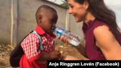 La travailleuse humanitaire danoise Anja Ringgren Lovén donne de l'eau à Hope, un petit nigérian qu'elle a secouru un an auparavant, au Nigeria, le 8 février 2017. (Facebook/Anja Ringgren Lovén)