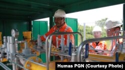 Petugas PT Perusahaan Gas Negara (Persero) Tbk. (PGN) sedang melakukan pengecekan final sesaat sebelum pengaliran gas di Kawasan Industri JIIPE di Gresik, Jawa Timur, Selasa, 6 Maret 2018. (Foto: Humas PGN)