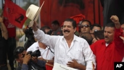 Ousted former President Manuel Zelaya, second from right, waves to supporters during a welcoming rally in Tegucigalpa, Honduras. (file)