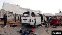 Le cadavre d'un homme non identifié sur les lieux d'une explosion à Mogadiscio, Somalie, 9 novembre 2018.