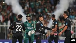 نیوزی لینڈ کے خلاف جیت کے بعد آصف علی کیوی کھلاڑیوں کے ساتھ ہاتھ ملا رہے ہیں (اے پی)