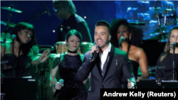 El cantante Luis Fonsi actúa durante la gala previa a los Grammy el 27 de enero del 2018 en Manhattan, Nueva York. REUTERS/Andrew Kelly