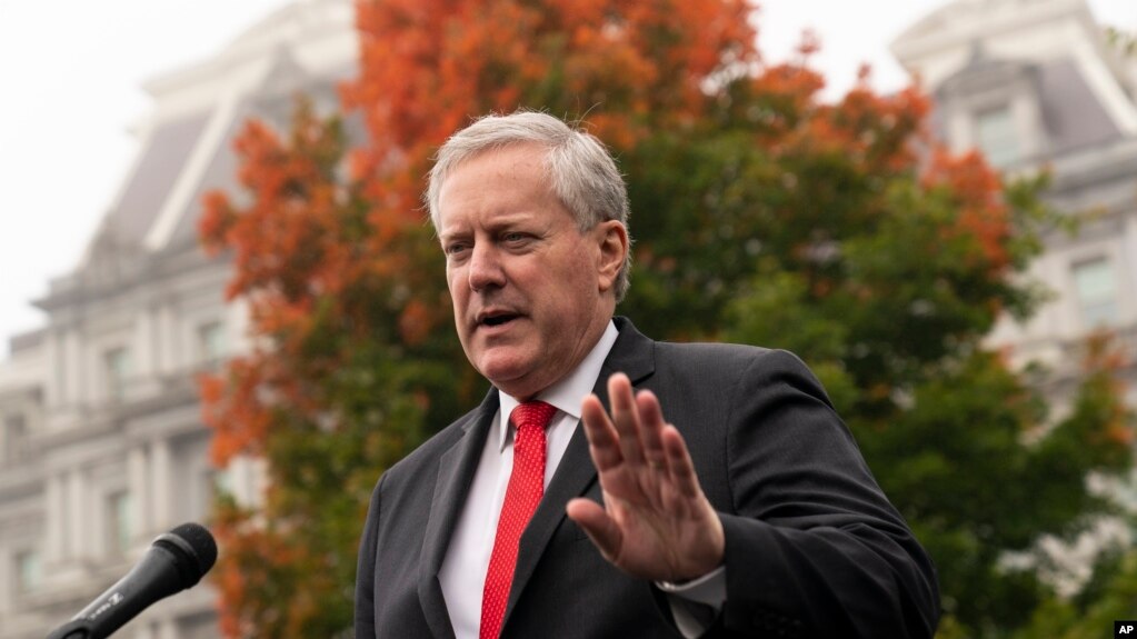 ARCHIVO - El exjefe de gabinete de la Casa Blanca Mark Meadows habla con periodistas en la Casa Blanca, el miércoles 21 de octubre de 2020, en Washington. 