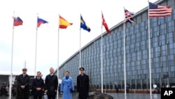 Segundo desde la izquierda, el primer ministro de Suecia, Ulf Kristersson, el secretario general de la OTAN, Jens Stoltenberg, y la princesa heredera de Suecia, Victoria, posan frente a la bandera de Suecia en la sede de la OTAN en Bruselas, el 11 de marzo de 2024. 