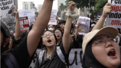 Ribuan massa meneriakkan tuntutan mereka dalam aksi massa bertagar #Indonesia Gelap di Patung Kuda, Jakarta Pusat, Jumat, 21 Februari 2025. (Foto: Hafizh Sahadeva/VOA)