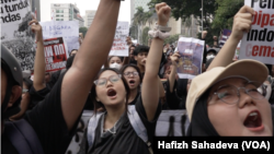 Ribuan massa meneriakkan tuntutan mereka dalam aksi massa bertagar #Indonesia Gelap di Patung Kuda, Jakarta Pusat, Jumat, 21 Februari 2025. (Foto: Hafizh Sahadeva/VOA)