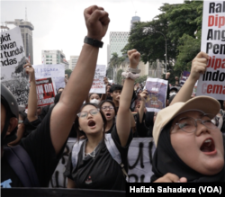 Ribuan massa meneriakkan tuntutan mereka dalam aksi massa bertagar #Indonesia Gelap di Patung Kuda, Jakarta Pusat, Jumat, 21 Februari 2025. (Foto: Hafizh Sahadeva/VOA)