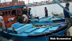 The fishing boat that carries Truong Dinh Bay and other crew members is seen arriving at a border guard station in Quang Ngai Province, Dec. 1, 2015. (PetroTimes)