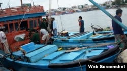 Chiếc tàu chở thi thể nạn nhân bị bắn chết ở biển Đông cập cảng Sa Kỳ ở Quảng Ngãi. (ảnh chụp từ trang petrotimes).