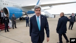 El secretario John Kerry llegó hasta la Base Andrews, en Maryland para dar la bienvenida a Alan Gross, quien llevaba preso en Cuba cinco años.