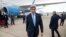El secretario John Kerry llegó hasta la Base Andrews, en Maryland para dar la bienvenida a Alan Gross, quien llevaba preso en Cuba cinco años.