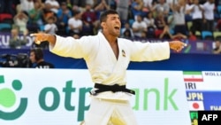 Pejudo Iran Saeid Mollaei saat memenangkan tarung judo putra kelas di bawah 81 kg, di Kejuaraan Judo Dunia di Baku, 23 September 2018. (Foto: AFP)