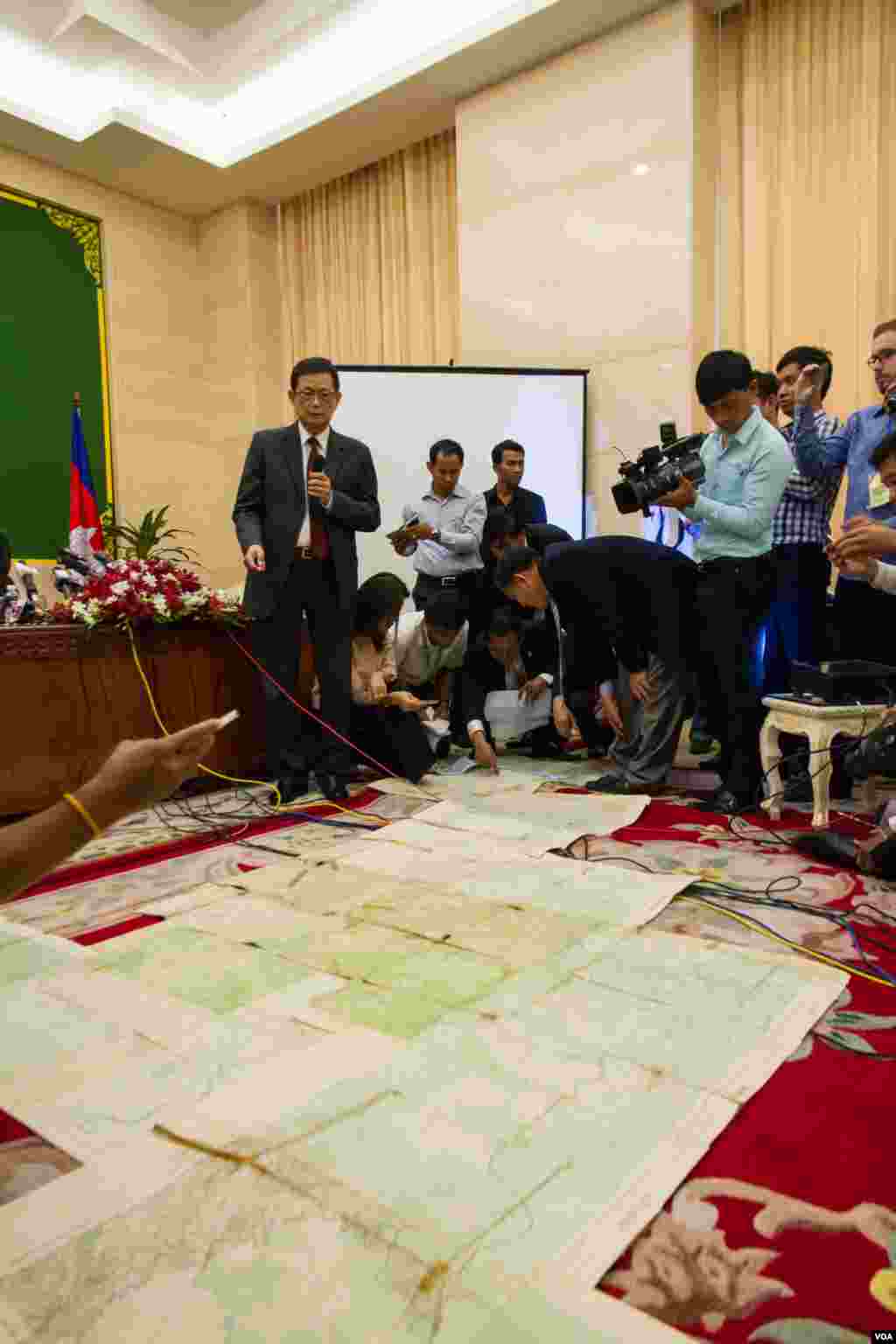 Var Kimhong, head of Cambodia’s Border Committee, shows 26 maps at a press conference at the Council of Ministers, July 2nd, 2015. (Neou Vannarin/VOA Khmer)