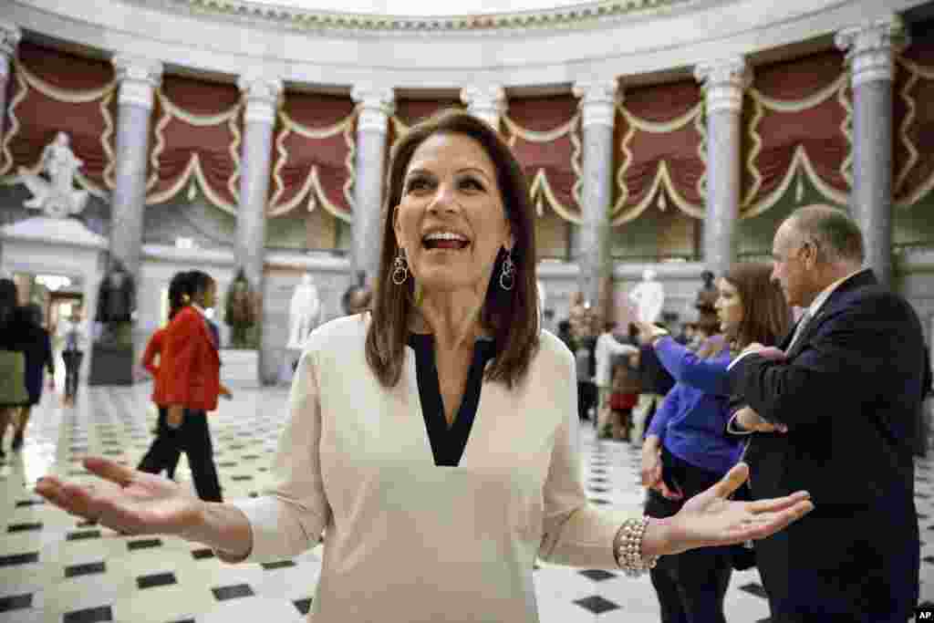 Les représentants républicains Michele Bachmann du Minnesota et Steve King de l&rsquo;Iowa dans l&rsquo;enceinte du Capitole discutent avec des journalistes sur le défi de la réforme Obama sur l&rsquo;immigration. Washington D.C, 11 décembre 2014. &nbsp;