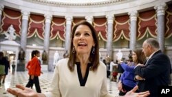 Michele Bachmann, politisi dari Partai Republik berbicara dengan para reporter di Gedung Capitol mengecam kebijakan Obama dalam hal imigrasi (foto:dok). 