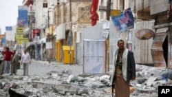 사우디아라비아 주도 아랍에미리트연합군 전투기의 폭격으로 폐허가 된 예맨 사나 시내 