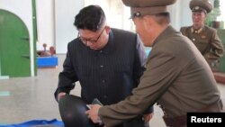 Le leader nord-coréen Kim Jon-Un visite une académie scientifique à Pyongyang, Corée du Nord, 23 août 2017.