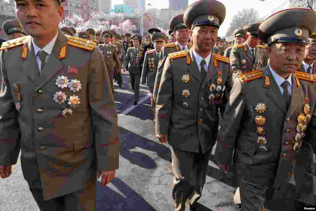 13일 평양 여명거리 준공식장으로 향하는 북한군 간부들.