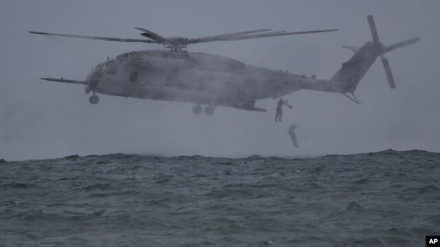 Dos helicópteros CH-53, similares a éste, estuvieron involucrados en el choque en Oahu, Hawaii, el jueves, 14 de enero de 2016.