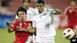 지난 2011년 11월 카타르 도하에서 열린 2014 월드컵 아시아 지역 예선에서 카타르와 중국의 경기에서 선수들이 공을 잡기 위해 몸싸움을 벌이고 있다.