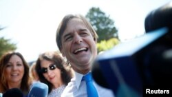 El presidente electo de Uruguay, Luis Lacalle Pou, habla con la prensa después de una reunión con el rey de España Felipe VI (no está en la foto), un día antes de juramentar como presidente de Uruguay, en Canelones, Uruguay, el 29 de febrero de 2020.