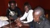 Le journaliste arrêté, Toyi Murefu, en chemise blanche en studio, à Bukavu, en RDC. (VOA/Ernest Muhero)