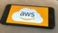 El logo de Amazon Web Services, la empresa que daba alojamiento en la web a Parler.