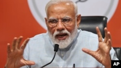 Waziri Mkuu wa India Narendra Modi akizungumza na waandishi wa habari makao makuu ya chama chake, New Delhi, India, Mei 17, 2019. 