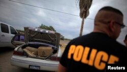 La policía no ofreció comentarios sobre la demanda solo señalan en la demanda que el hombre era conocido por transportar drogas.