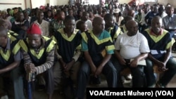 Les accusés et l'audience lors du prononcé du verdict dans le procès de viol systématique à Kavumu, 13 décembre 2017. (VOA/Ernest Muhero).