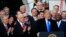 El presidente de EE.UU., Donald Trump, acompañado del vicepresidente Mike Pence (segundo desde la derecha) y los legisladores de la mayoría republicana en el Congreso, celebran la aprobación de la reforma a la ley de impuestos, la mayor victoria del gobierno de Trump.