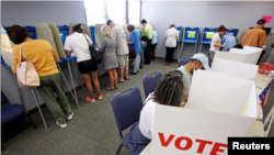 Votaciones para las elecciones generales de 2016, en Carrboro, Carolina del Norte, EE.UU. Foto de archivo.