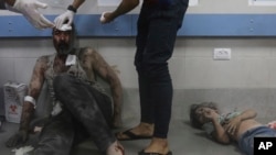ဂါဇာမြို့မှာ အစ္စရေးလေကြာင်းတိုက်ခိုက်မှုတွေကြောင့် ဒဏ်ရာရ ပါလက်စတိုင်းပြည်သားတဦးကို အယ်လ် ရှီဖာ ဆေးရုံမှာ ဆေးထည့်ပေးနေစဥ်။ (အောက်တိုဘာ ၂၃၊ ၂၀၂၃)