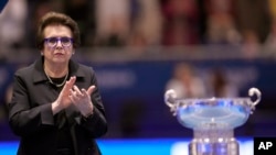 FILE - Billie Jean King applauds next to Canada's Leylah Fernandez, who won the final singles tennis match against Italy's Jasmine Paolini, during the Billie Jean King Cup finals in La Cartuja stadium in Seville, Spain, Sunday, Nov. 12, 2023.(AP Photo/Manu Fernandez, File)