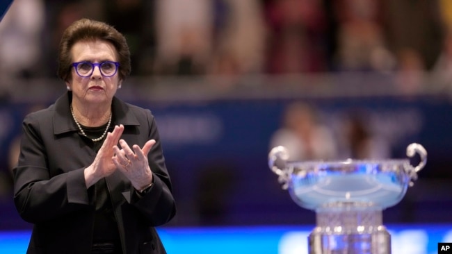 FILE - Billie Jean King applauds next to Canada's Leylah Fernandez, who won the final singles tennis match against Italy's Jasmine Paolini, during the Billie Jean King Cup finals in La Cartuja stadium in Seville, Spain, Sunday, Nov. 12, 2023.(AP Photo/Manu Fernandez, File)